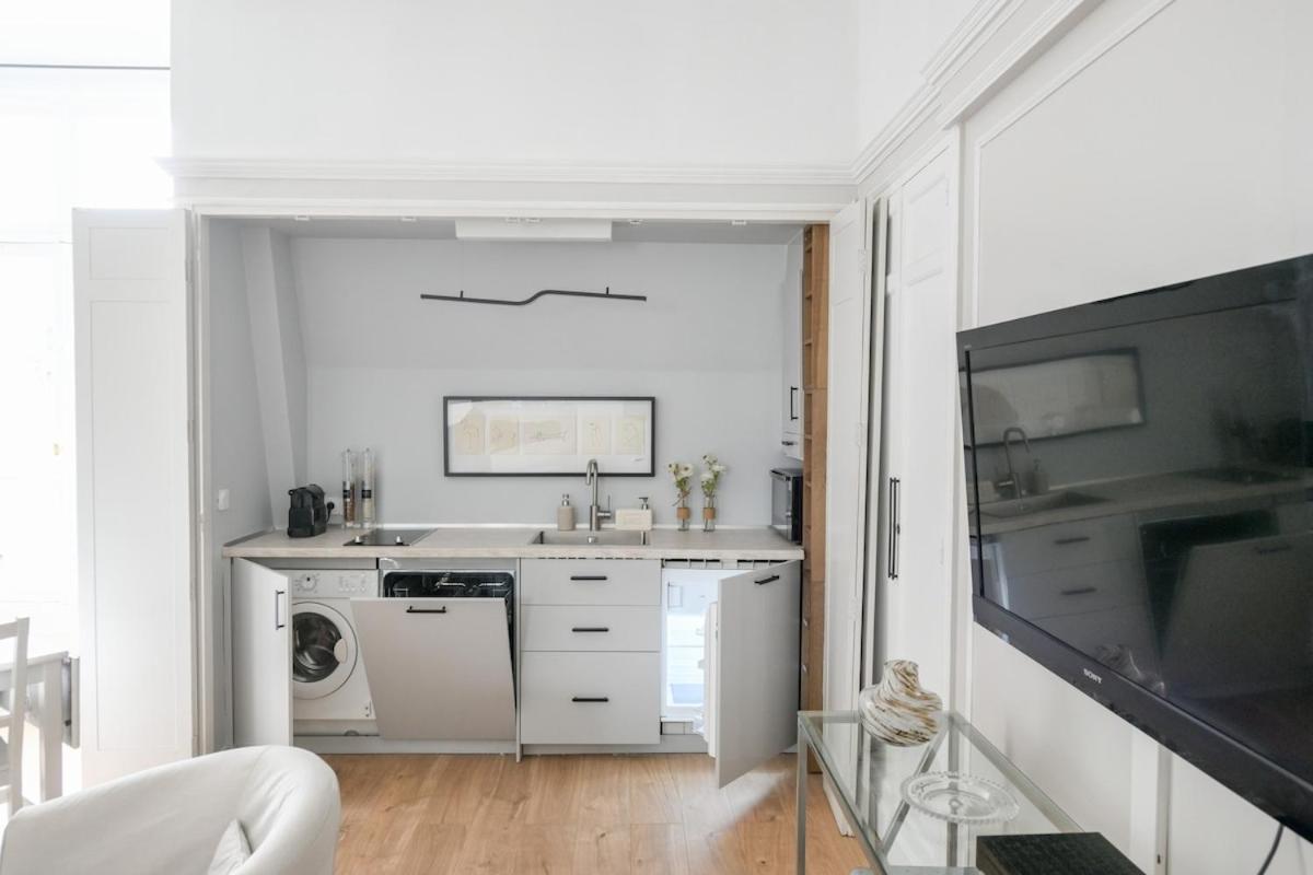 Appartement Chic On The Champs-elysees With Ac